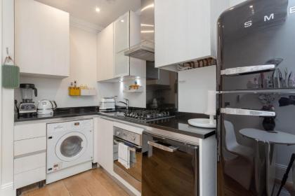 Modern 1 Bedroom Flat in Highbury - image 13