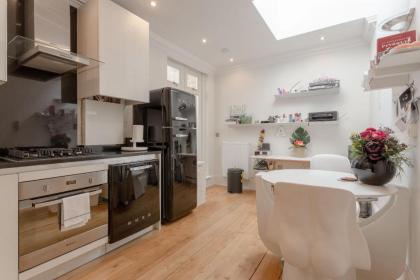 Modern 1 Bedroom Flat in Highbury - image 16
