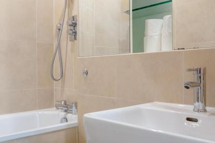 Modern 1 Bedroom Flat in Highbury - image 17