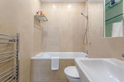 Modern 1 Bedroom Flat in Highbury - image 18