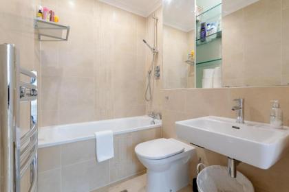 Modern 1 Bedroom Flat in Highbury - image 19