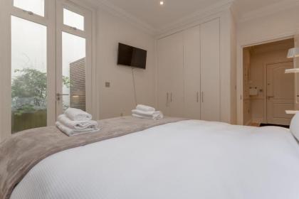 Modern 1 Bedroom Flat in Highbury - image 5