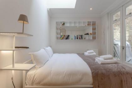 Modern 1 Bedroom Flat in Highbury - image 9