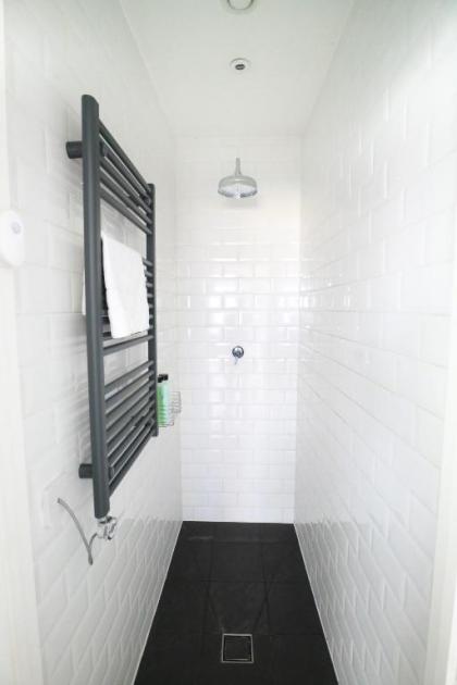 Modern 1 Bedroom Apartment in Shoreditch - image 3