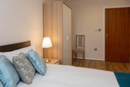 Royal Crossharbour Apartment - image 18