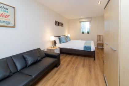 Royal Crossharbour Apartment - image 3