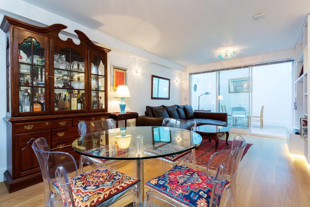 Veeve - Mews and Majesty in Mayfair - image 5