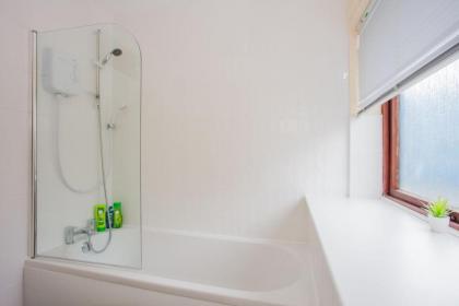 Homely 2 Bedroom House By Canary Wharf - image 3