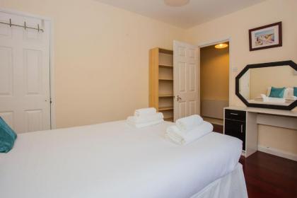 Homely 2 Bedroom House By Canary Wharf - image 7