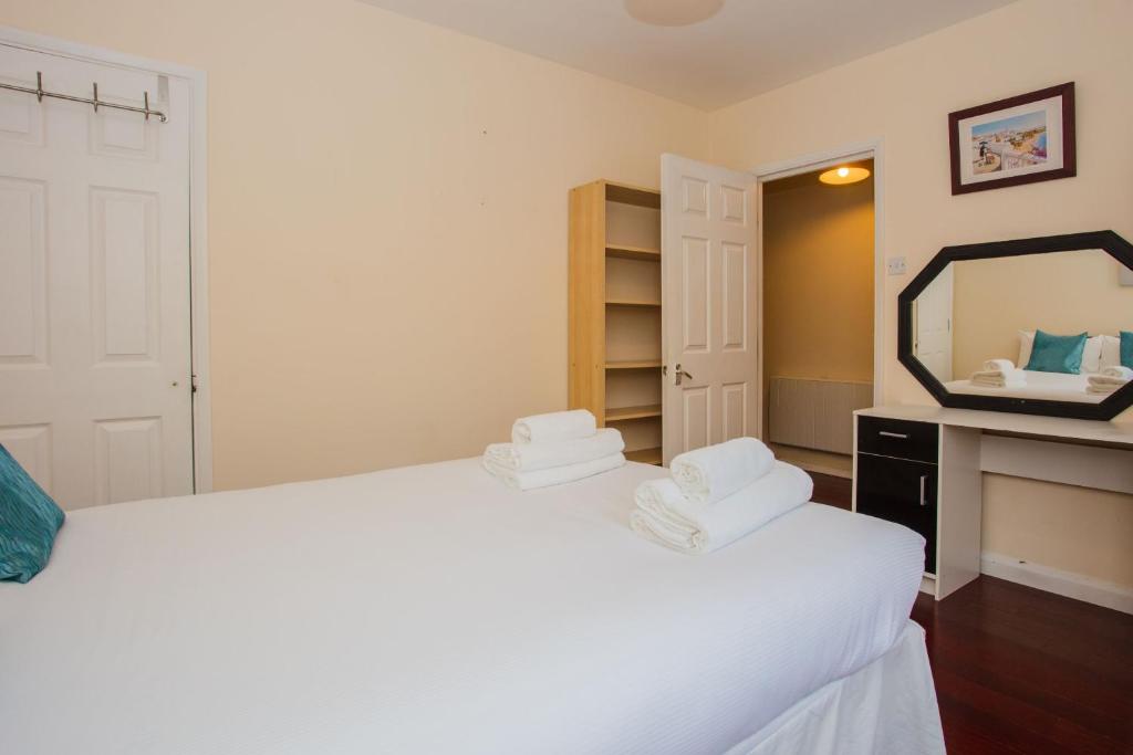 Homely 2 Bedroom House By Canary Wharf - image 7