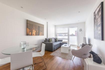 Luxury 2-Bed Flat parking and close to the tube - image 1