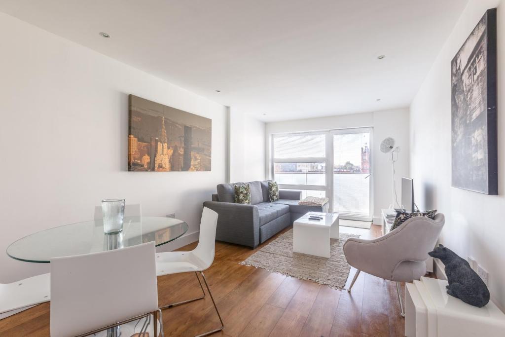 Luxury 2-Bed Flat parking and close to the tube - main image