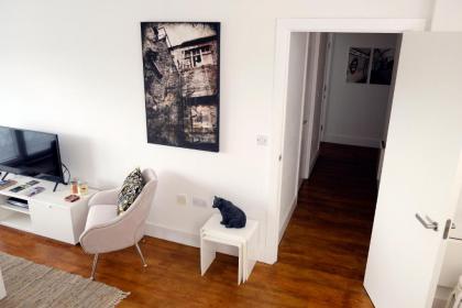 Luxury 2-Bed Flat parking and close to the tube - image 11