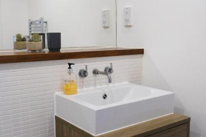 Luxury 2-Bed Flat parking and close to the tube - image 12