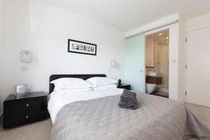 Luxury 2-Bed Flat parking and close to the tube - image 14