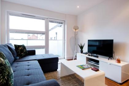 Luxury 2-Bed Flat parking and close to the tube - image 18