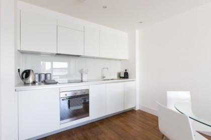Luxury 2-Bed Flat parking and close to the tube - image 3
