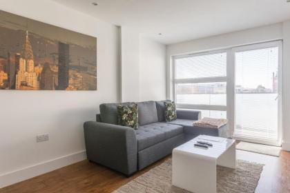 Luxury 2-Bed Flat parking and close to the tube - image 4