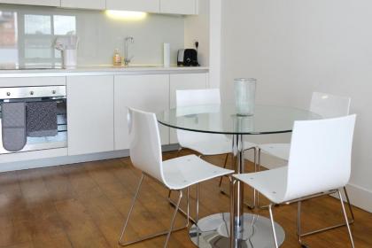 Luxury 2-Bed Flat parking and close to the tube - image 5
