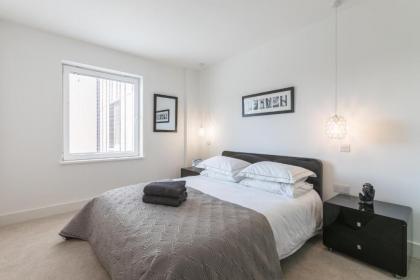Luxury 2-Bed Flat parking and close to the tube - image 7