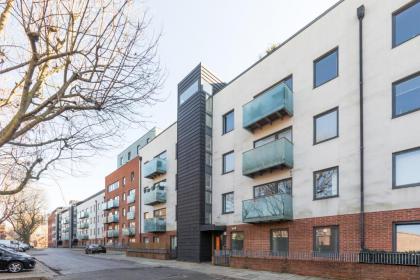 Luxury 2-Bed Flat parking and close to the tube - image 8