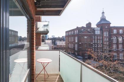 Luxury 2-Bed Flat parking and close to the tube - image 9