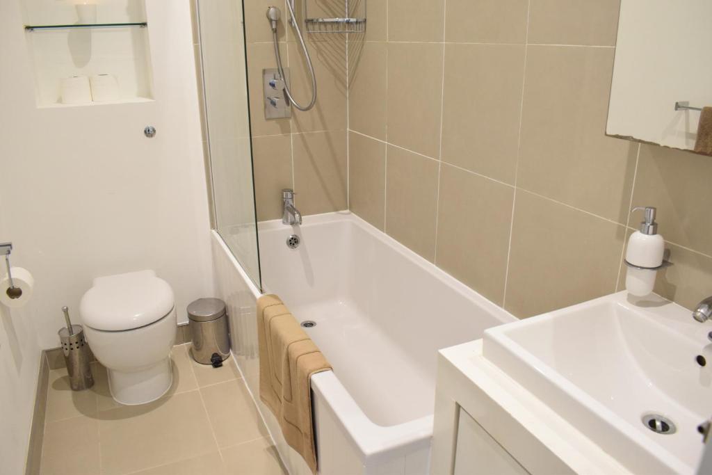 2 Bedroom Flat near Notting Hill - image 2