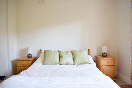 Charming 2 Bedroom Home 3 mins from Arsenal Station - image 11