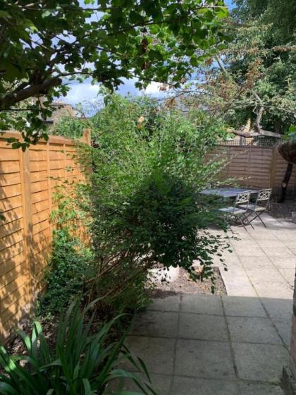 Charming 2 Bedroom Home 3 mins from Arsenal Station - image 13