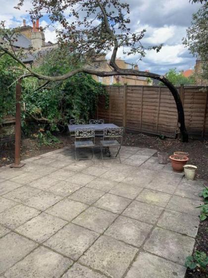 Charming 2 Bedroom Home 3 mins from Arsenal Station - image 15