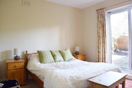 Charming 2 Bedroom Home 3 mins from Arsenal Station - image 2