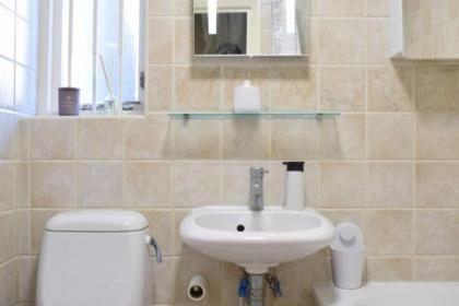 Charming 2 Bedroom Home 3 mins from Arsenal Station - image 3