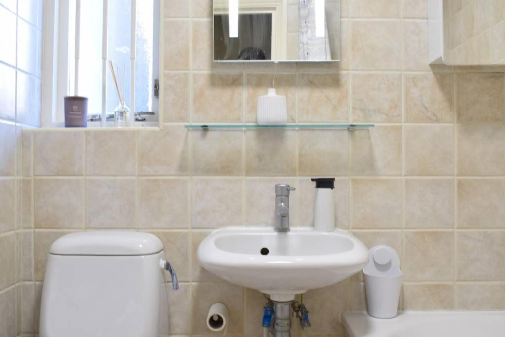 Charming 2 Bedroom Home 3 mins from Arsenal Station - image 3
