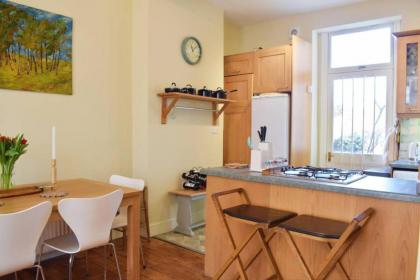 Charming 2 Bedroom Home 3 mins from Arsenal Station - image 9