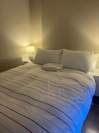 2 Bedroom Apartment just off Kings Road - image 14