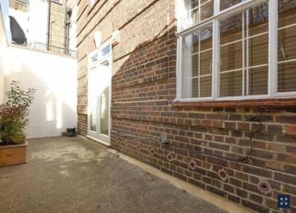 2 Bedroom Apartment just off Kings Road - image 19
