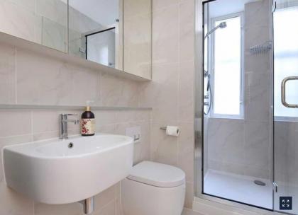 2 Bedroom Apartment just off Kings Road - image 20