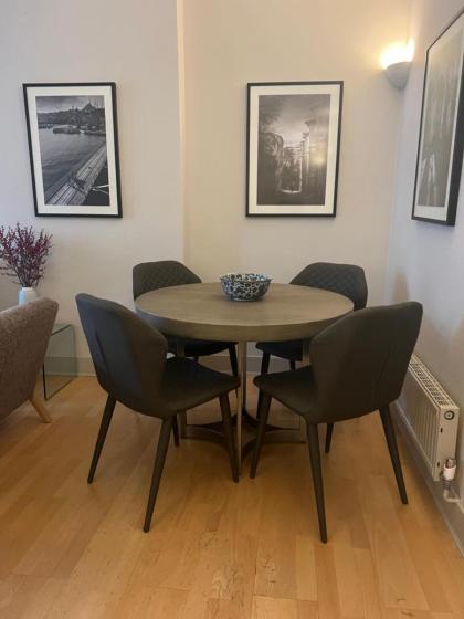 2 Bedroom Apartment just off Kings Road - image 5