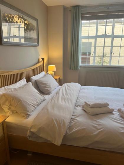2 Bedroom Apartment just off Kings Road - image 8