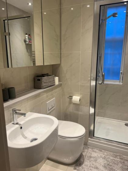 2 Bedroom Apartment just off Kings Road - image 9