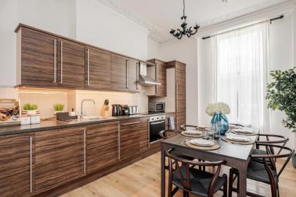 Elegant 3Bed Apartment in Kensington Olympia - image 10