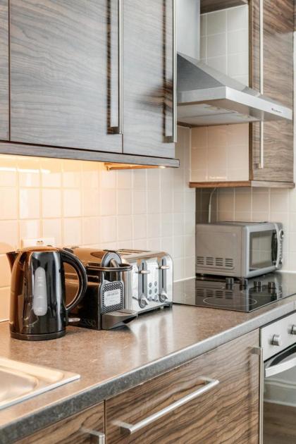 Elegant 3Bed Apartment in Kensington Olympia - image 12