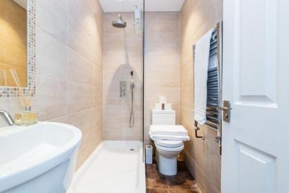 Elegant 3Bed Apartment in Kensington Olympia - image 14