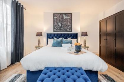 Elegant 3Bed Apartment in Kensington Olympia - image 16