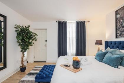 Elegant 3Bed Apartment in Kensington Olympia - image 18