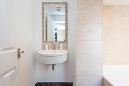 Elegant 3Bed Apartment in Kensington Olympia - image 19