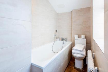 Elegant 3Bed Apartment in Kensington Olympia - image 20