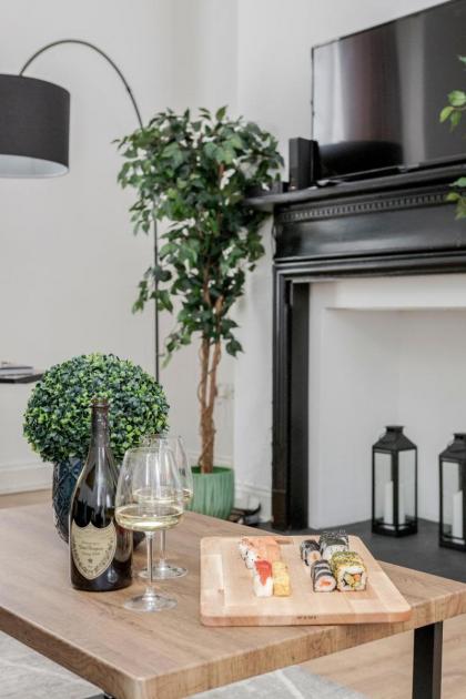 Elegant 3Bed Apartment in Kensington Olympia - image 29