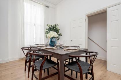 Elegant 3Bed Apartment in Kensington Olympia - image 3