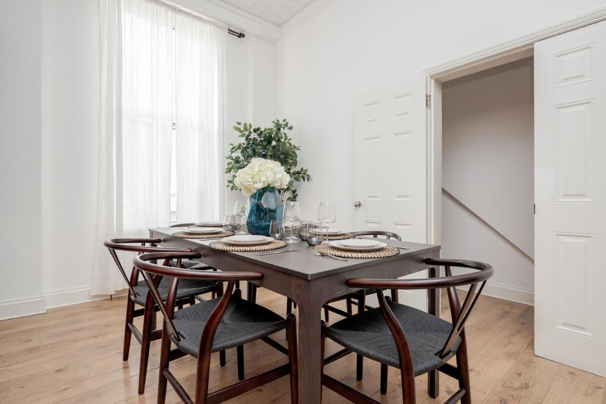 Elegant 3Bed Apartment in Kensington Olympia - image 3